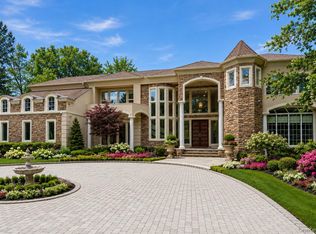 55 Coves Run, Oyster Bay Cove, NY 11791