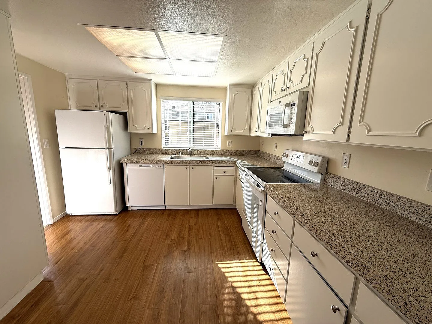 Three Bedroom Two And Half Bath Two Story Condo Home Near Highway 101 And 37 — Photo 4