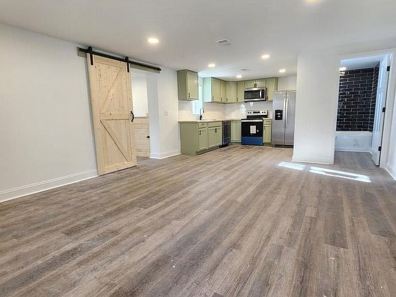 5th image of 513 College St