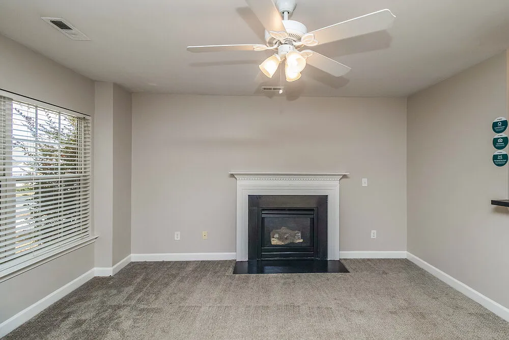 3 bed, 2.5 bath, 1351 sqft, $1,805 — Photo 4