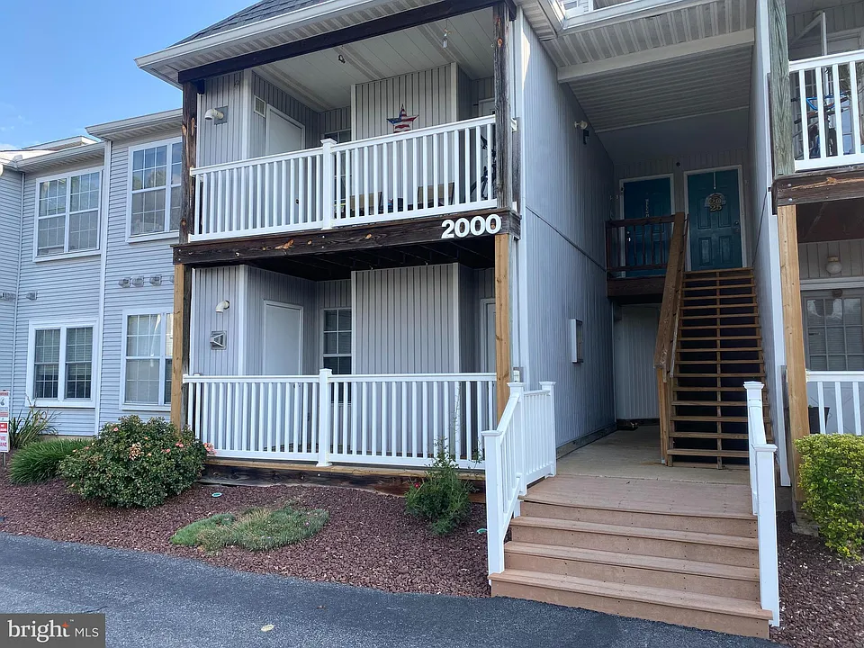 2004 Waters Edge Dr