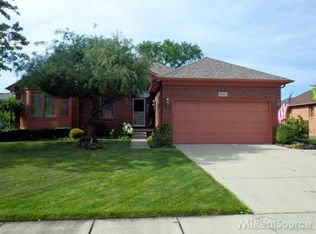 21313 Venice Dr, Macomb, MI 48044