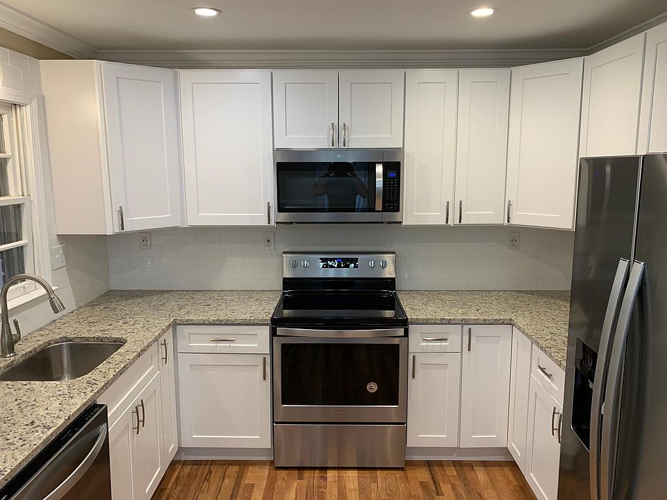 Brand new kitchen with shaker cabinets and granite!