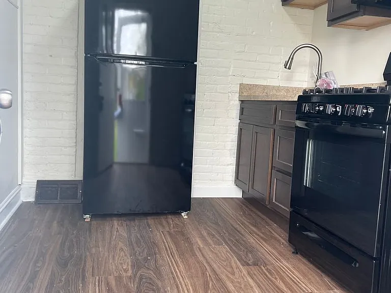 326 E Broad St — Photo 3