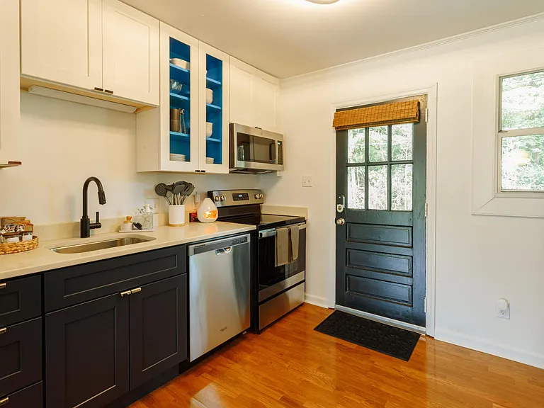 2345 Bernard St — Photo 15