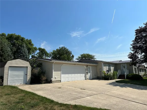 1208 8th St, Belle Plaine, IA 52208