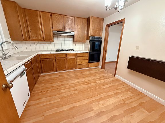 3rd image of 426 32nd Ave #426