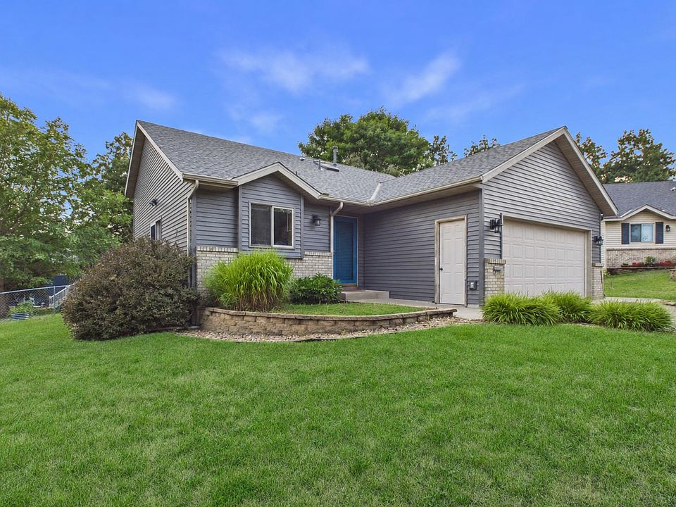 1st image of 1104 Summit Way
