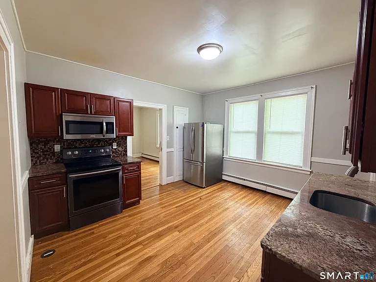 152 Lyons St — Photo 4