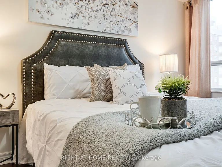 310 Burnhamthorpe Rd W #1713 — Photo 30