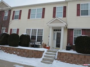 2163 Shamrock Pl, Chaska, MN 55318