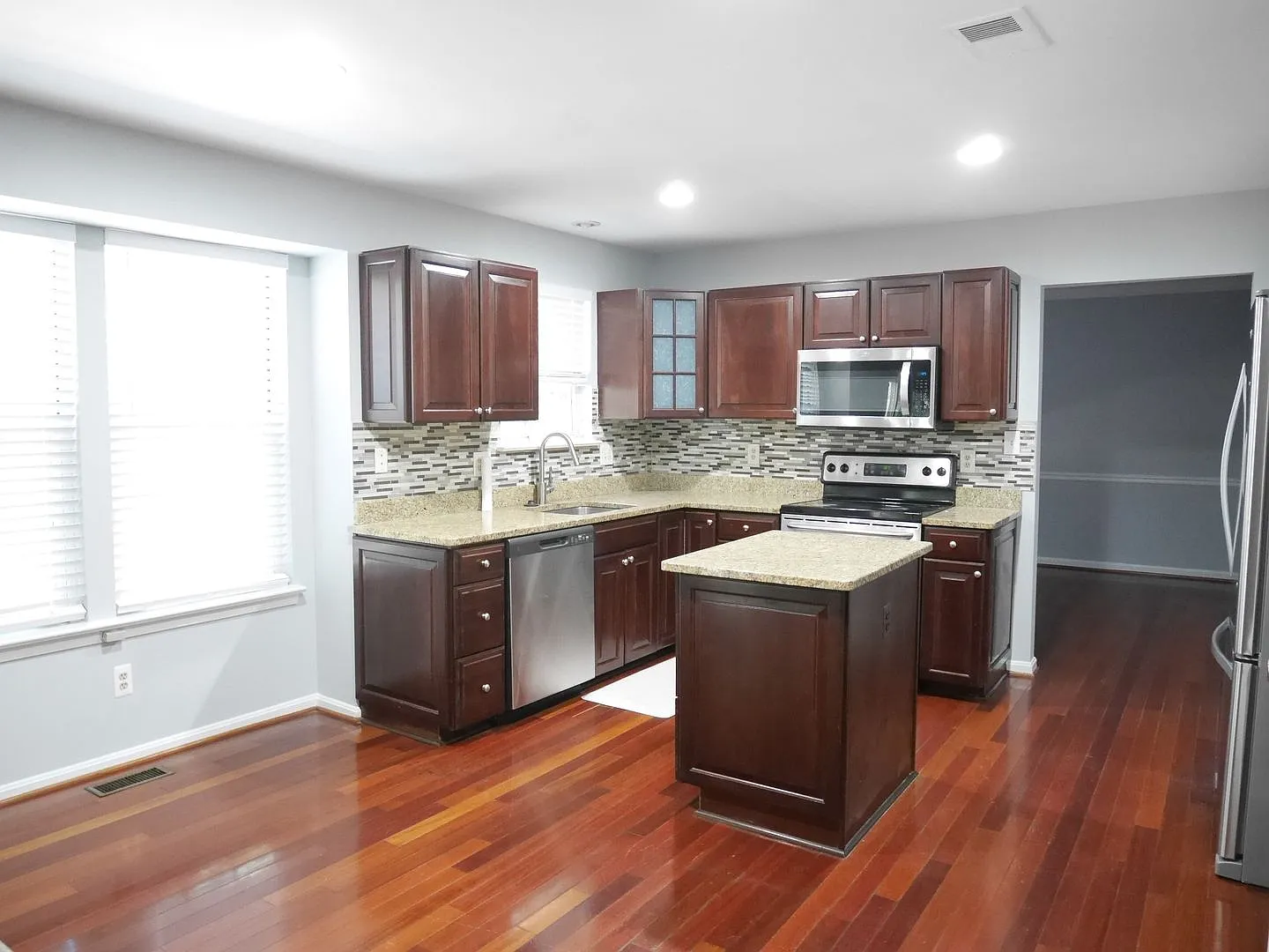 Spacious 5 Bedroom Home in Quiet Cul-de-Sac — Photo 2