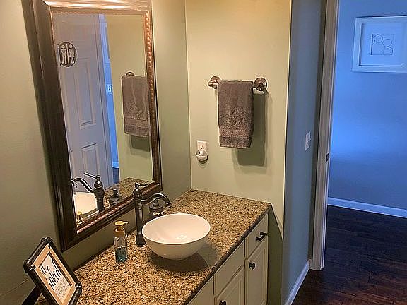 4th image of 609 Knollshire Way