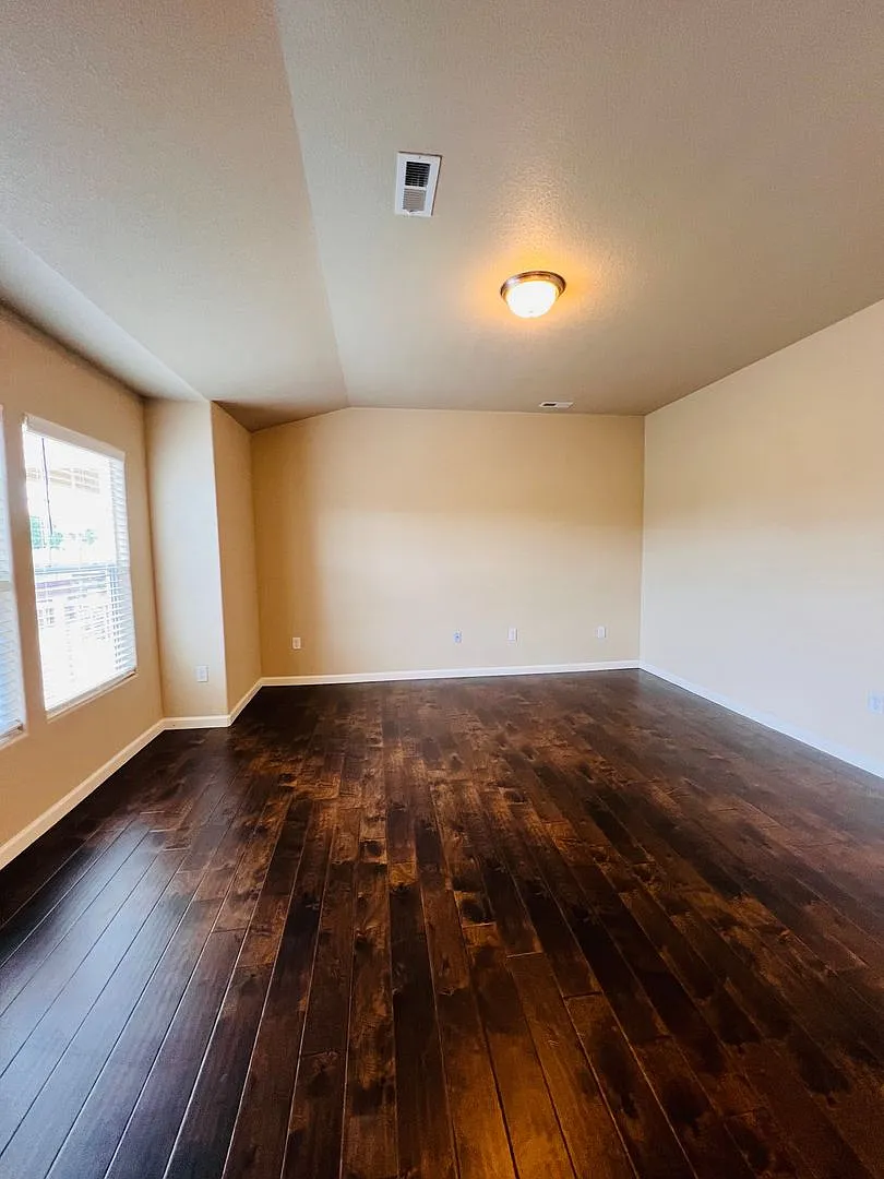 Beautiful End-Unit Townhome with Mountain Views — Photo 4
