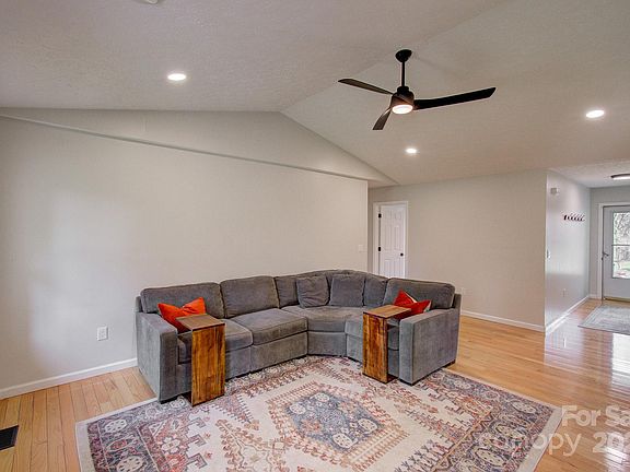 3rd image of 200 Windsor Ct