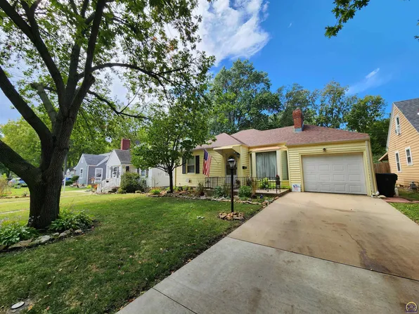 911 SW Hedgewood Ave, Topeka, KS 66606