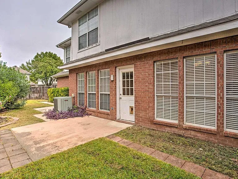 544 Raintree Cir — Photo 3