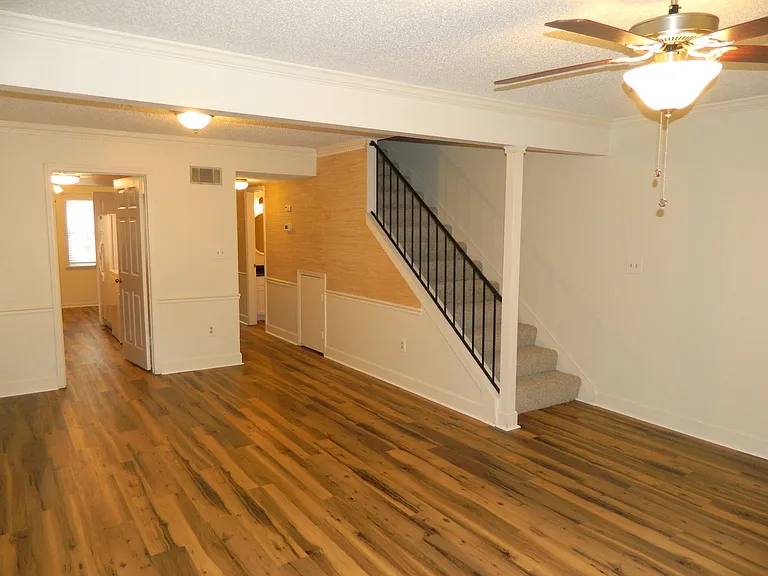 407 Folkstone Cir — Photo 11