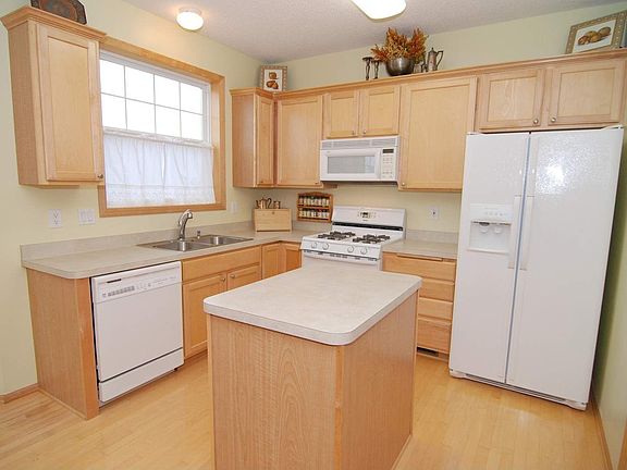 Beautiful kitchen w/hardwood floors