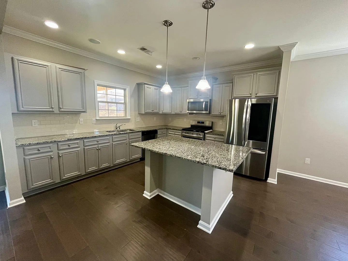 5 Bedroom 3 Bathroom Home in Pendleton — Photo 3