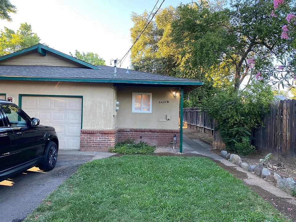 2429 Mariposa Ave #B