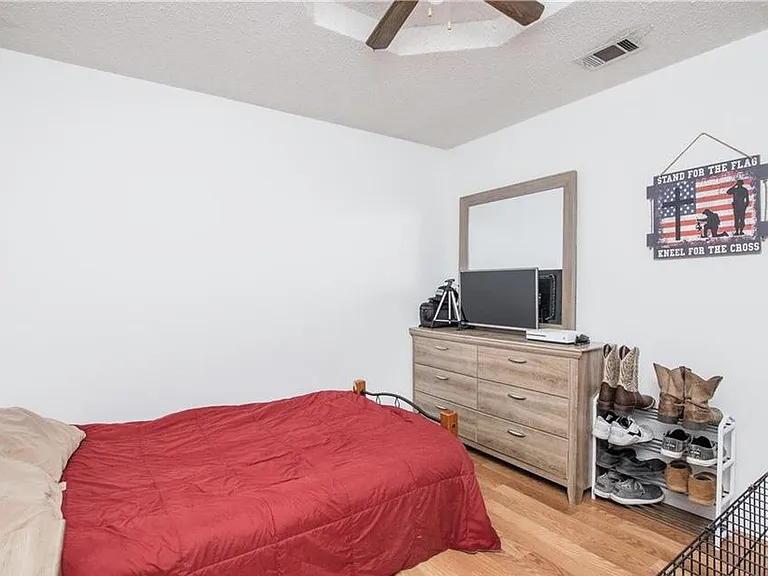 1410 Windsor Cir — Photo 9