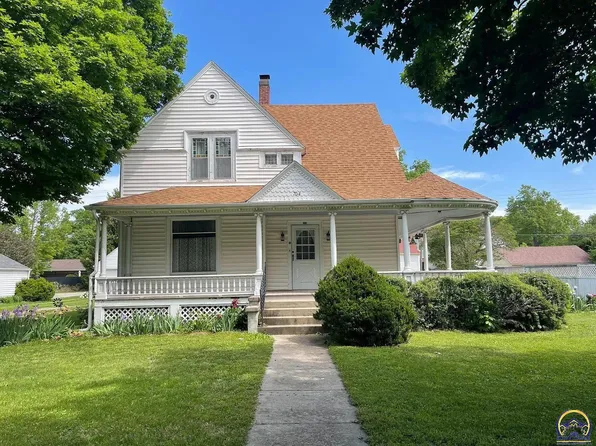 704 Shawnee St, Hiawatha, KS 66434