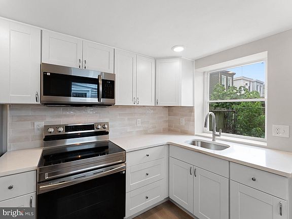 5th image of 3010 Emerald St