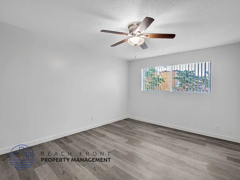 1576 Elm Ave — Photo 9