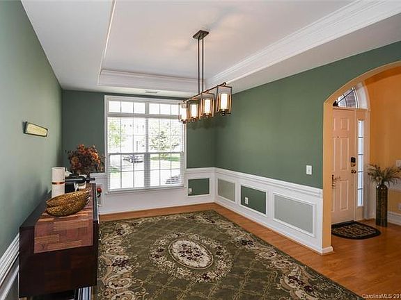 4th image of 215 Tyndale Ct