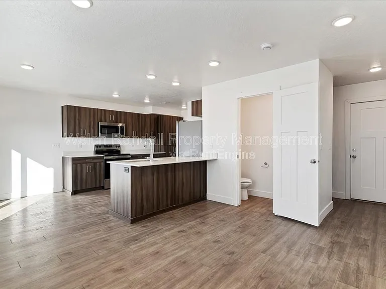 1177 W Shady Brook Ln #4 — Photo 4