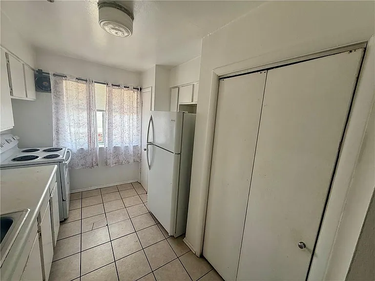 625 Papworth Ave #E — Photo 5