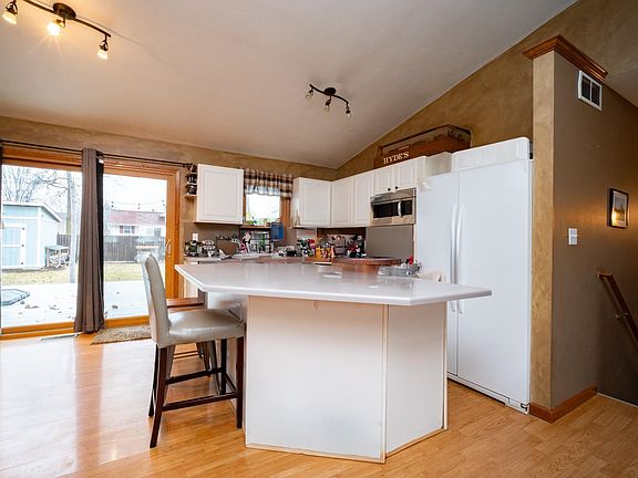 3rd image of 5677 Pierce Ln
