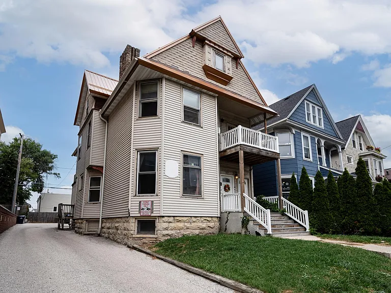 1627 N Farwell Ave #A — Photo 2