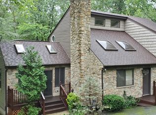 126 Stirrup Ln, Lords Valley, PA 18428