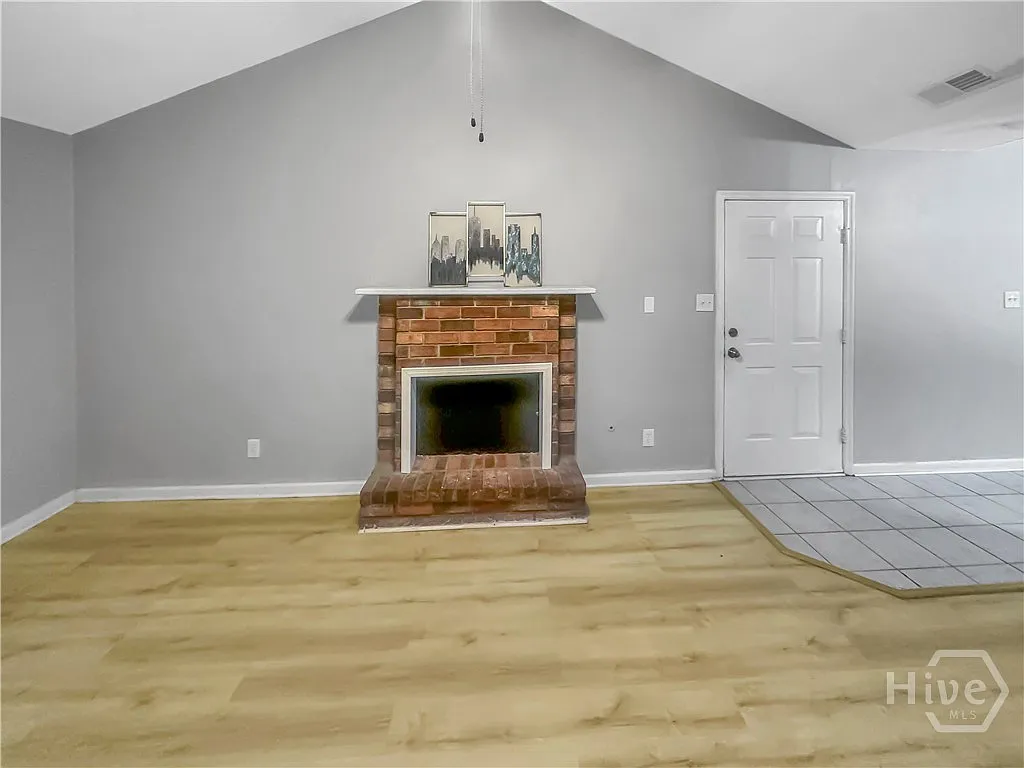2 bed, 1.0 bath, 898 sqft, $1,525 — Photo 2