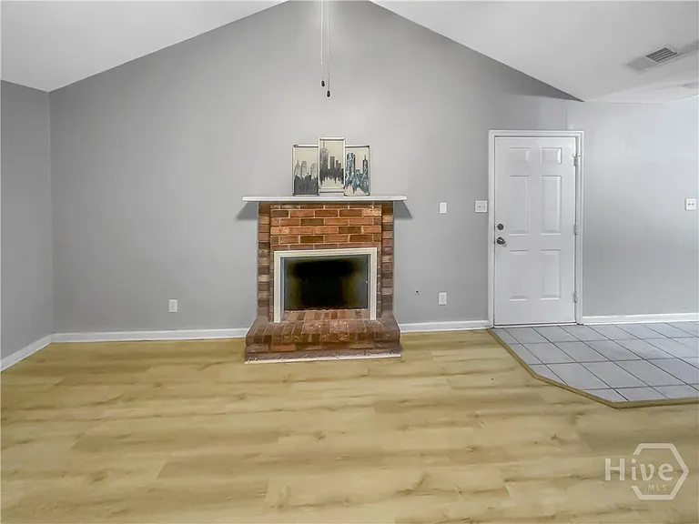 422 Edgewater Rd — Photo 2
