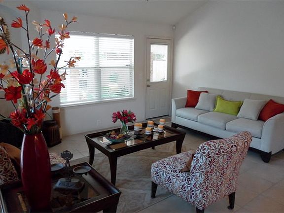 Extra room at the front of the house. Could be dining room, study, hobby room, etc...