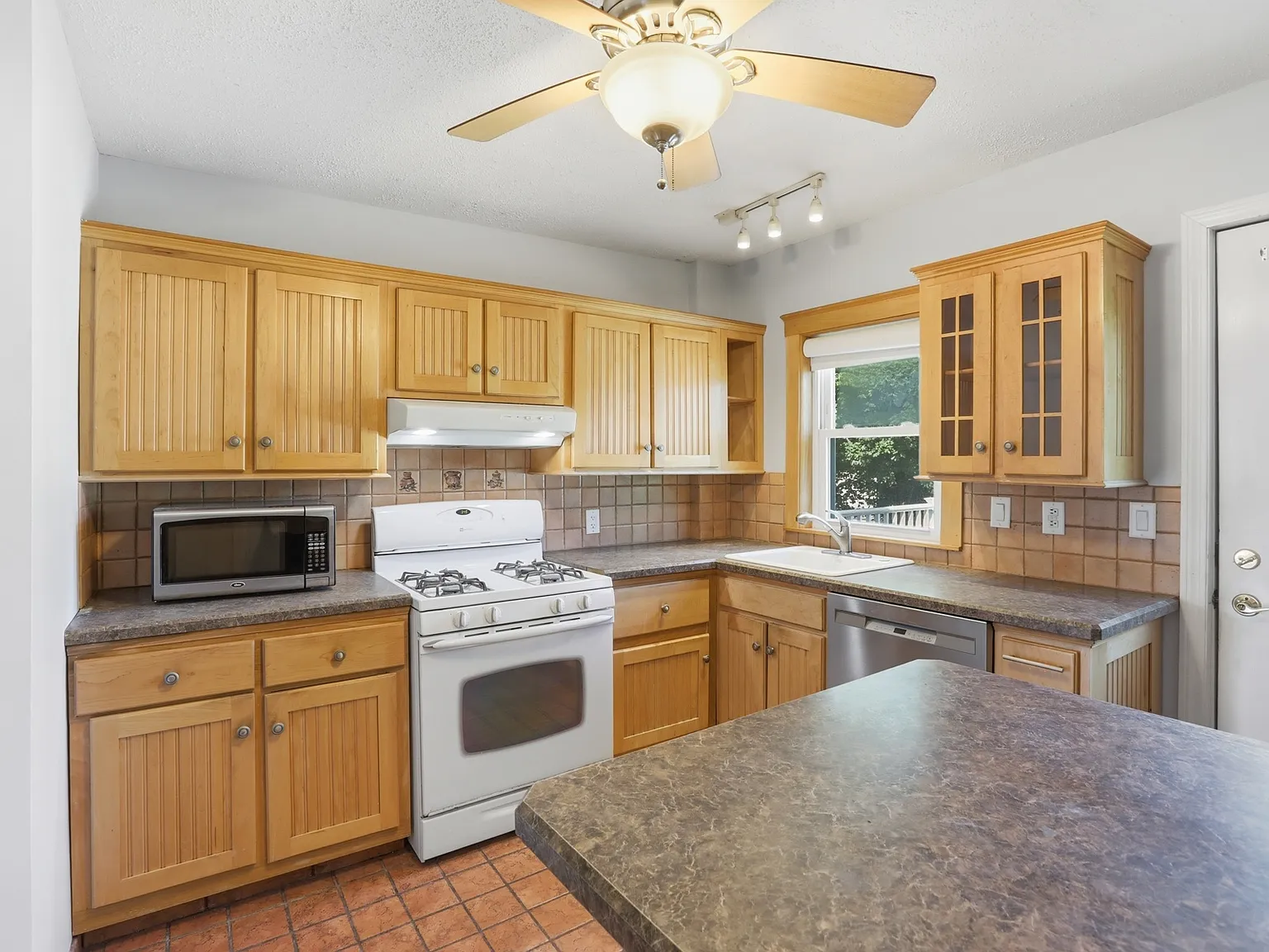 3 bed, 1.5 bath, 1156 sqft, $3,100 — Photo 3