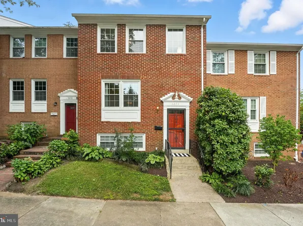 3233 Viscount Ct, Annandale, VA 22003