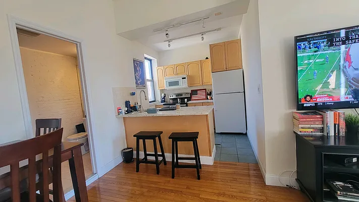 Rented by Chartwell Manhattan Realty | media 4
