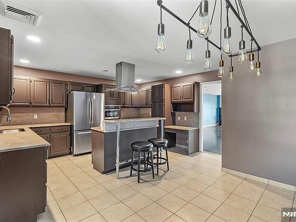 2nd image of 300 Gorge Rd APT 2