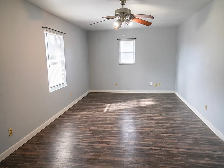 906 Carey Dr — Photo 9