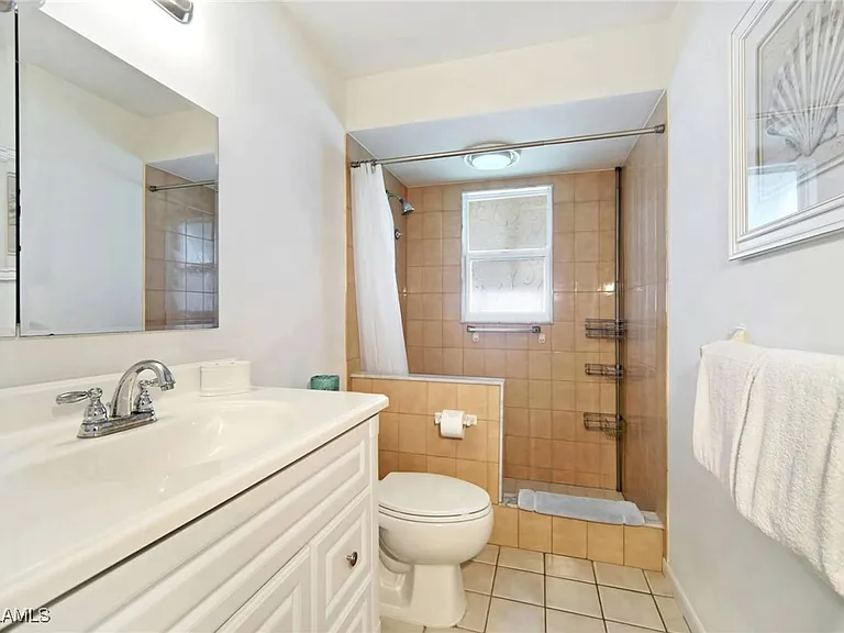 1140 SW 44th St — Photo 11