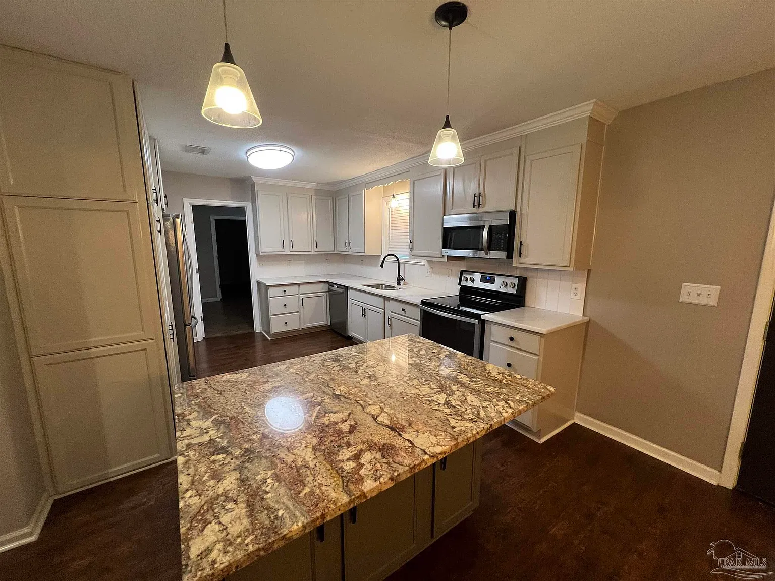 4 bed, 2073 sqft, $2,900 — Photo 3