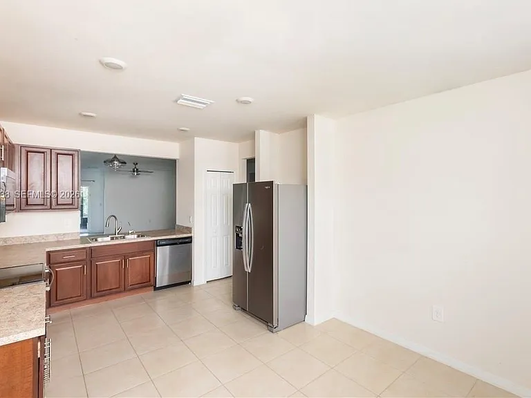 2802 40th St SW — Photo 3