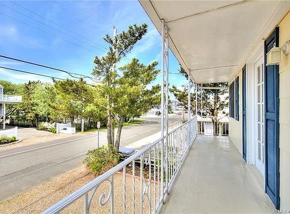 4th image of 225 Liberty Ave