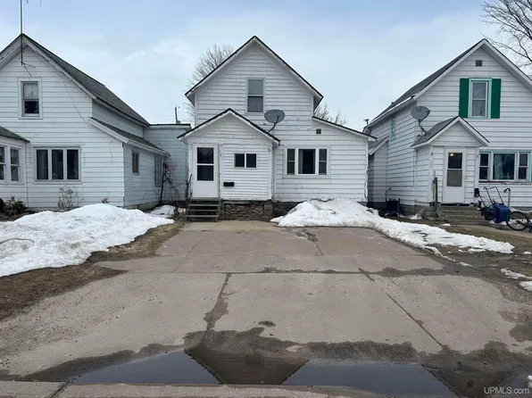 321 E Onota St, Munising, MI 49862
