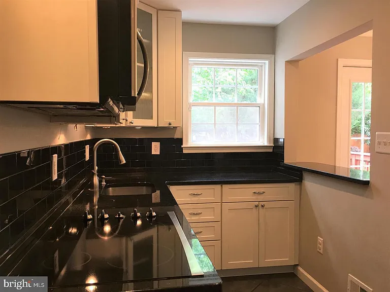 21 E Myrtle St — Photo 8