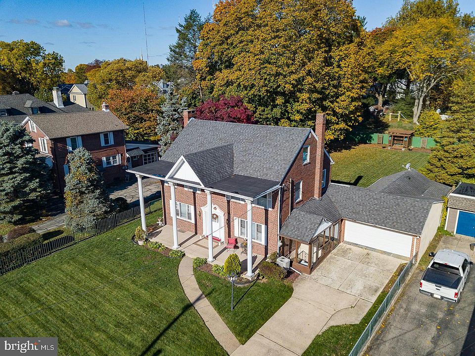 1st image of 556 Leverington Ave